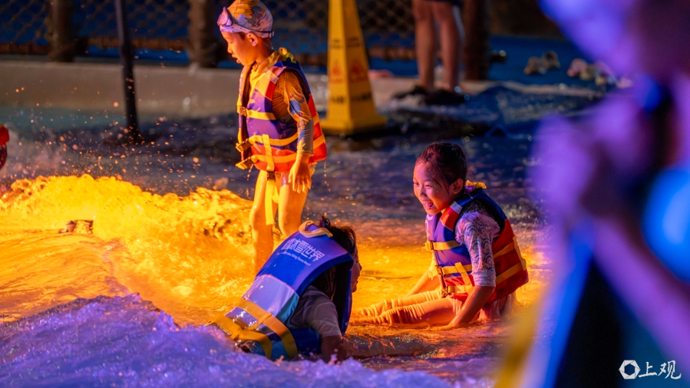 上海耀雪冰雪世界_冰雪旅游迎热潮，上海耀雪冰雪世界祝福冬奥“雪板树”成打卡新景_室内雪地电音节撒雪电音节