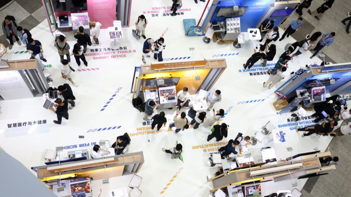 AI的尽头是能源，WAIC上，大模型、机器人、平台全来了