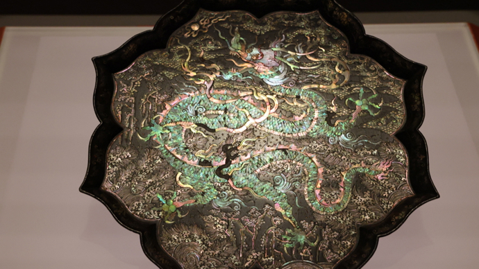 宋元明漆器珍品重返故土亮相上博，黑漆螺钿人物菱花形盒仅展两周