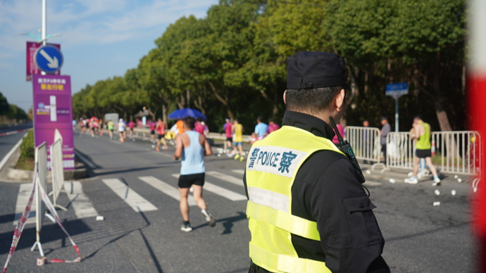 平湖金山乡村半程马拉松赛事安全防护_2025上海长滩半程马拉松今日开跑 上海警方多举措护航赛事_2025平湖金山乡村半程马拉松安保措施