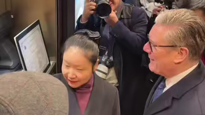 逛豫园看灯会，英国首相斯塔默抵沪参访