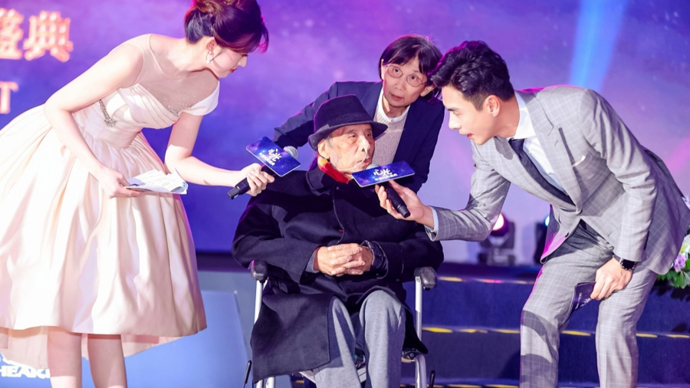 以坚守诠释公益之心，101岁曹鹏获颁“心光年度人物”