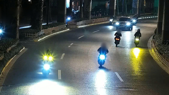 闯红灯、飙车、翘头炫技……改装电动自行车“竞速”机动车道？长宁警方：严查