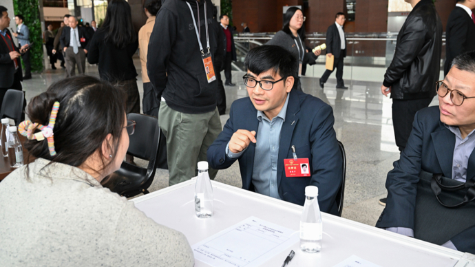 观见两会 | 现场咨询时的“暂时无解”