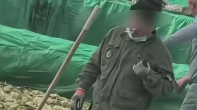 太恶心了！一工人在酸菜池中抽烟吐痰，涉事公司被罚款5万并责令停产停业