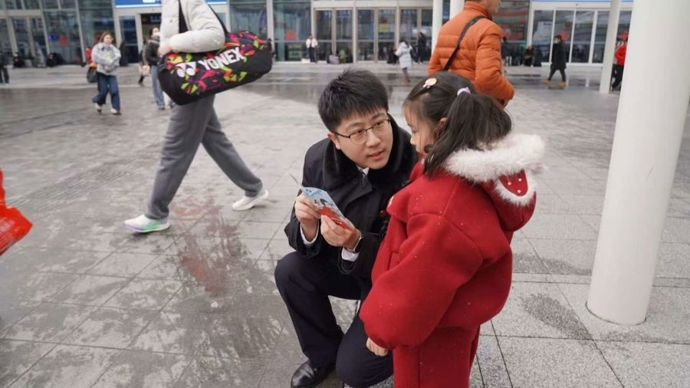 返乡路上谨防“坑老”！上海火车站里的“法治年货”暖人心