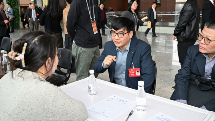 文旅、民生、乡村振兴...代表们的问题，数十家委办局现场“摆摊”解答