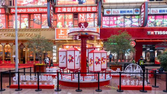 南京路步行街开启“年货模式”！