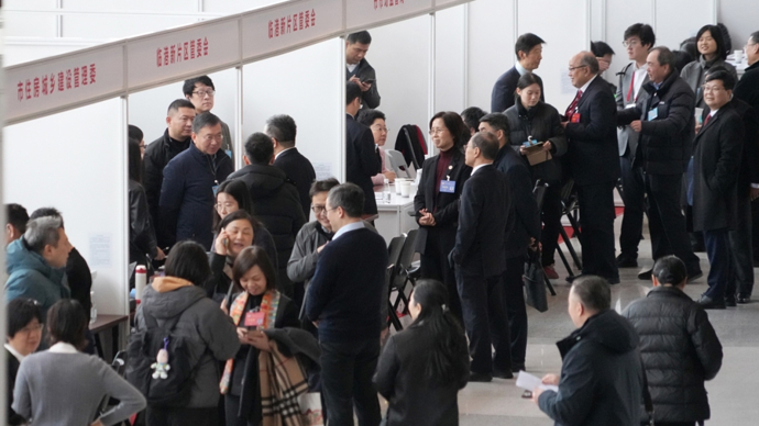 医疗鉴定、意定监护、银发旅游……这位政协委员马不停蹄走访三个“摊位”