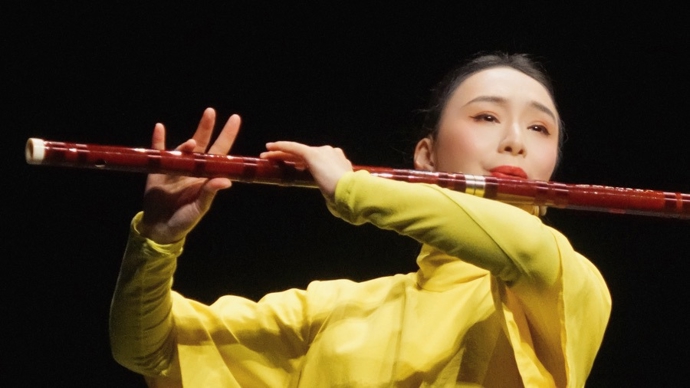 西班牙观众随动感民乐摇头晃脑，上海民族乐团《中国色》奏响“欢乐春节”