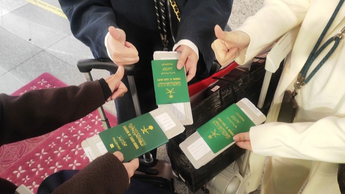 “战利品”超500斤！7名中东游客在上海买满40多个行李箱