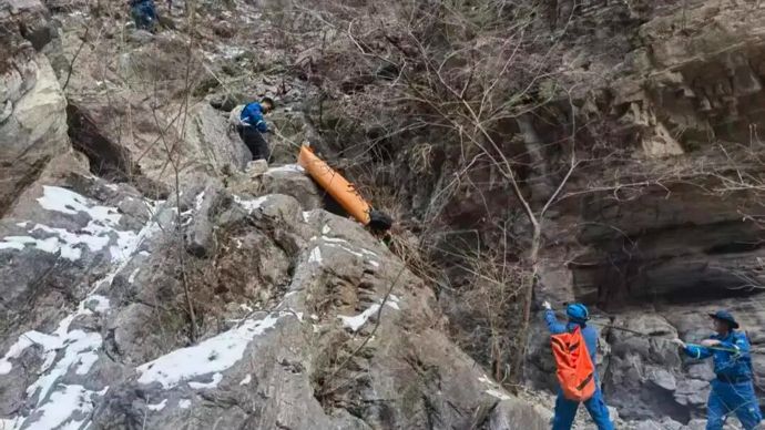 38岁二孩爸爸独自爬野山，坠落50米断崖遇难！家属伤心欲绝，救援人员叹息