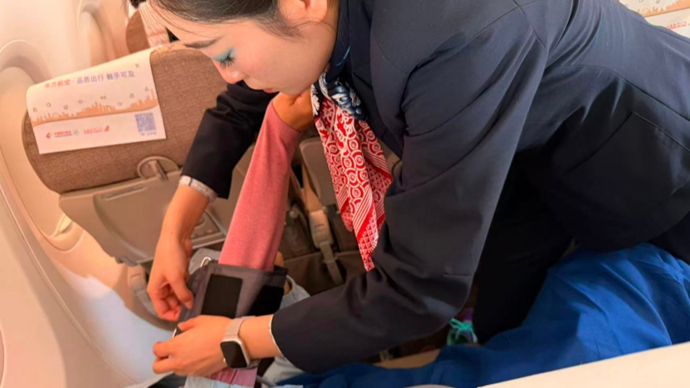 博鳌-上海航班上，一旅客突发疾病，幸好同机有三名瑞金医院医护人员……