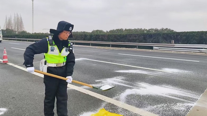 铺防滑垫、撒融雪剂，上海警方在雨雪冰冻中全力保障市民安全出行