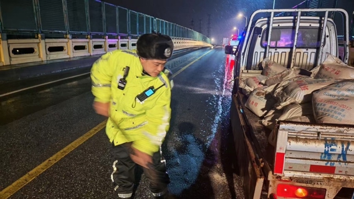 昨夜今晨上海多区降雪！目前全市道路通行情况平稳有序