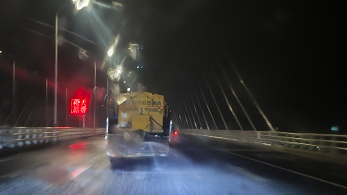 上海道运部门连夜除冰战寒潮，7台撒盐车已撒融雪剂8.2吨