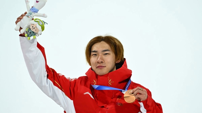 苏翊鸣摘铜后接受采访：最骄傲的是身披五星红旗站上领奖台