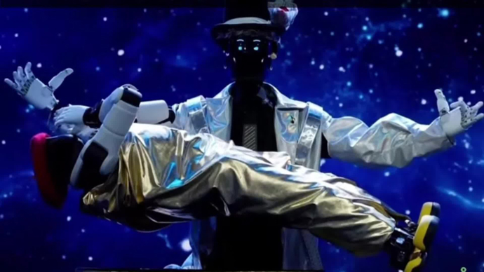 机器人“卷”到魔术界了！全球首个大型机器人晚会上演人体悬浮术