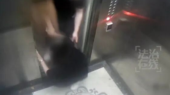 订婚强奸案关键证据电梯视频首次曝光！女孩的无助与反抗、激烈拉扯，清晰可见