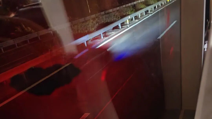 大巴高速行驶中行李舱门突然打开，行李被甩飞损毁，乘客：车外传来砰砰撞击声