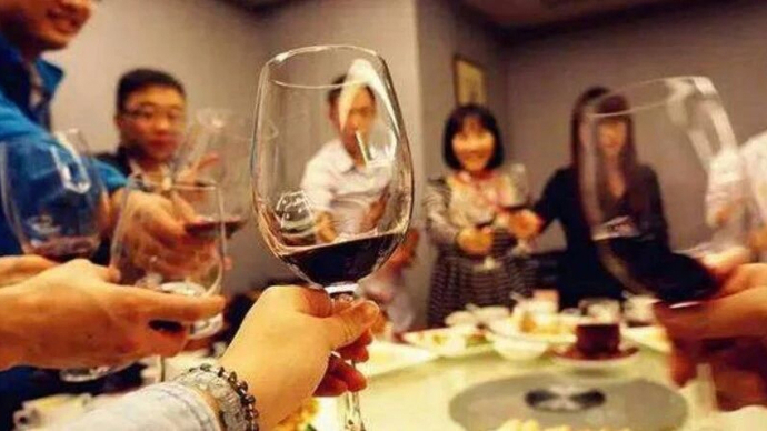 25岁小伙红酒喝到吐血险丧命！春节保胃（命）指南！医生紧急提醒→