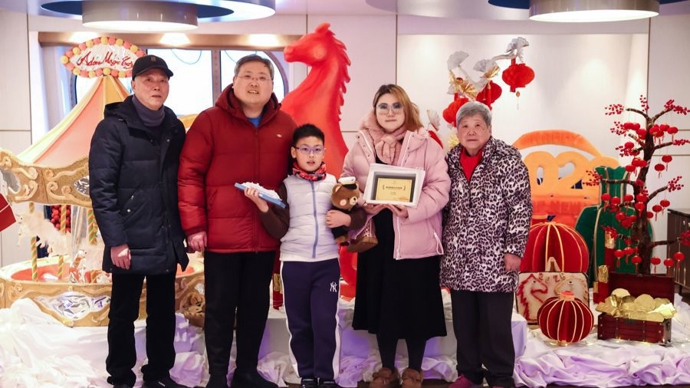 五口之家见证“更懂中国人”的航程，爱达邮轮喜迎第100万名宾客