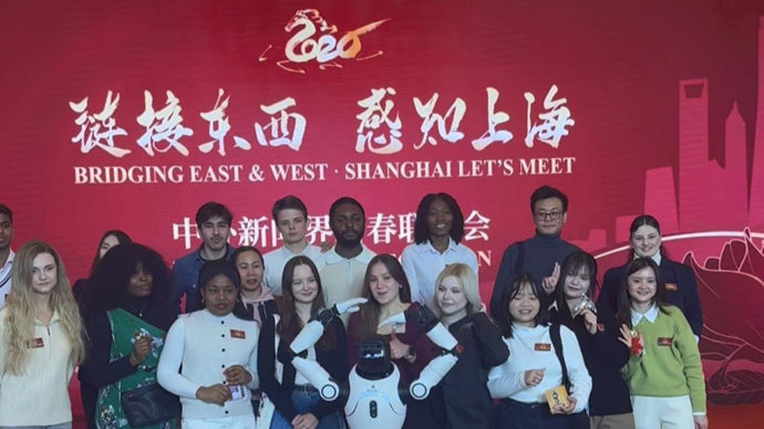 机器熊猫“硬控”老外一分钟！外籍友人：上海的科技发展让我们生活得更便利