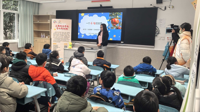 徐汇爱心寒托班里，白发与童声共读“时光之书”