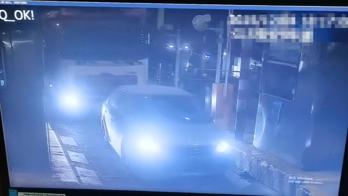 大货车“尾随”小汽车上高速！上海警方整治超限车辆“逃卡”“蹭卡”