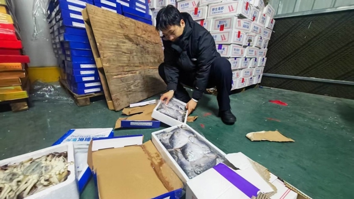 专骗老人！冒充商超配送员兜售“特价尾货”劣质海鲜，上海警方抓获13人