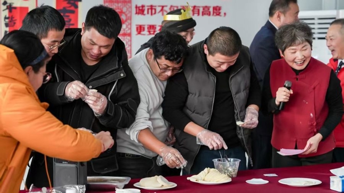 虹桥火车站，网约车司机日均订单量2万单…今天他们忙里偷闲吃了顿“年夜饭”