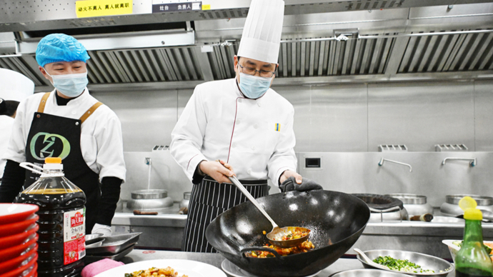 第九年了！校领导为留校学生“掌勺”年夜饭，今年还请来了一位“特殊大厨”