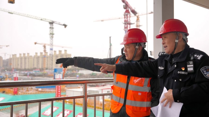 为工友贴春联包饺子，民警老陆驻守宝山高铁站工地没有围墙的“家”