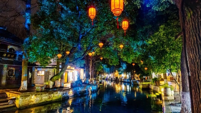 华灯映水巷，年味满角里，千年古镇朱家角喊你快来过大年！
