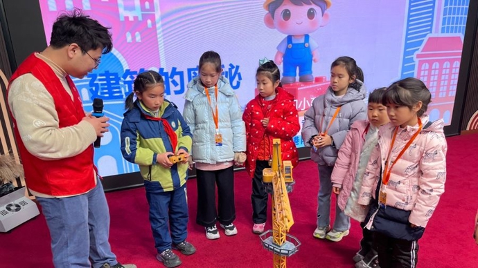 建设者走进寒托班，带领“小小建筑师”趣味探索房子建设的奥秘