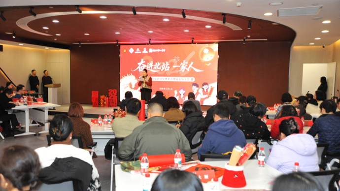 服务送到家门口，年味暖在心窝里