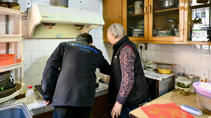 守护万家灯火！社区为280户孤老送年夜饭，为重点人群更换拖线板