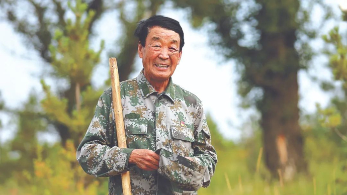 中央文明办专程慰问“绿化将军”遗孀