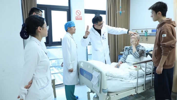 千里追光！甘肃六旬老人几近失明，上海专家“毫厘拆瘤”重见光明