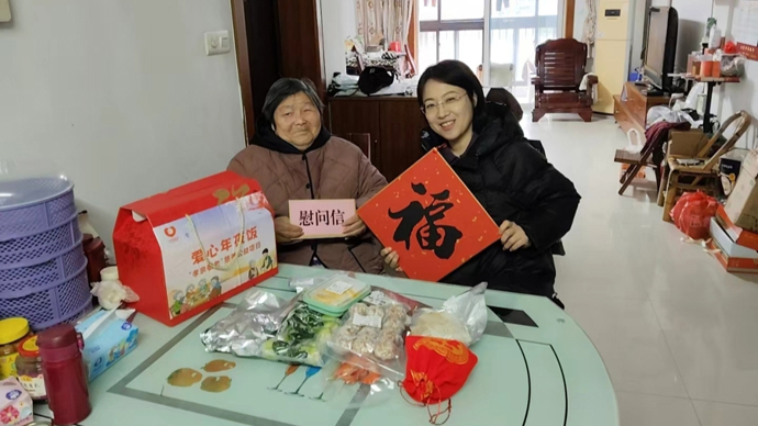 白切鸡、肉圆、草虾……金山区1399位老人收到“爱心年夜饭”