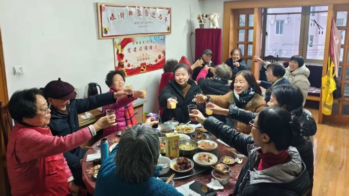 沪郊一楼组居民相约同吃年夜饭，十六年不曾间断…连已搬离邻居也如候鸟般回归