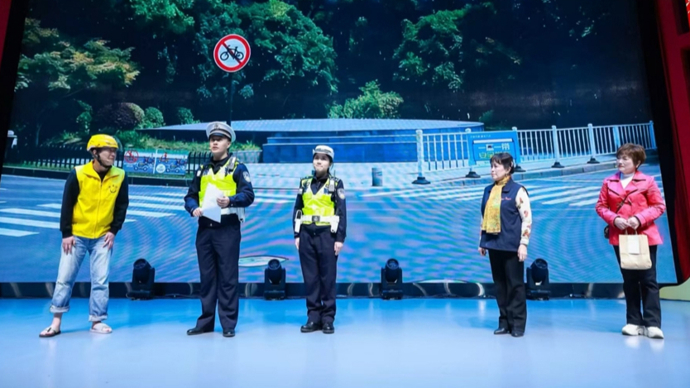 警民同台演绎城市温情故事，共筑道路交通安全防线