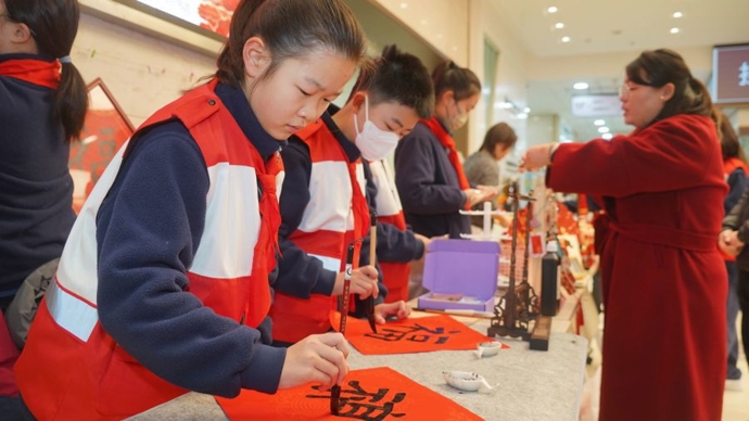 豫园“小红花”点缀灯会，服务全球游客迎新春