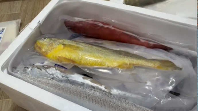一篮青菜竟换来满满一大箱海鲜！女子感慨，“互换特产，说好的随便寄点呢？”