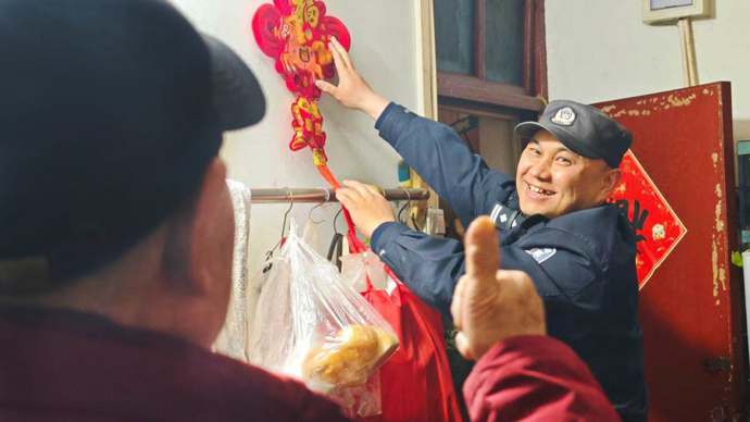 藏蓝身影筑牢安全屏障，为城市温情“守岁”