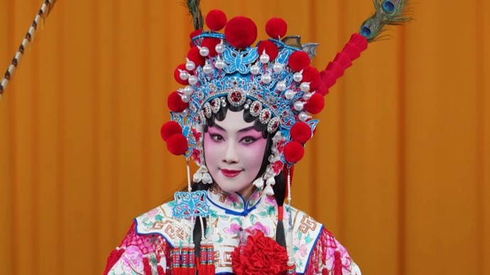 惊险踢起长刀的女演员陈艺心，在马年央视春晚展示马舞与长枪