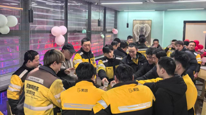 骑手小哥在嘉定这家菜馆共赴“年夜饭之约”，笑称“我在上海有亲戚了”