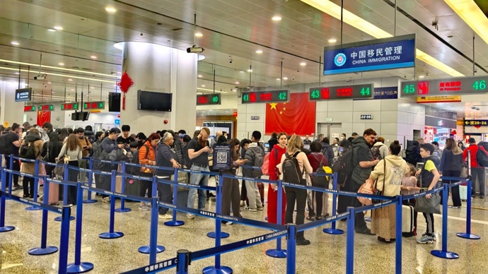马年新春迎新政，上海浦东国际机场迎来首批加、英免签入境旅客
