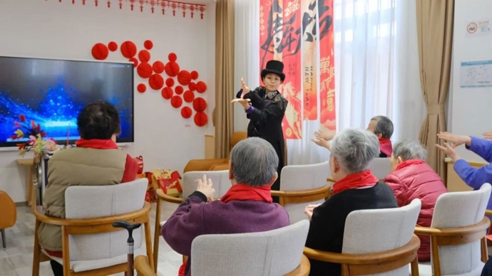 变魔术的鸽子意外飞上天花板，大年初一这场演出温暖又惊喜