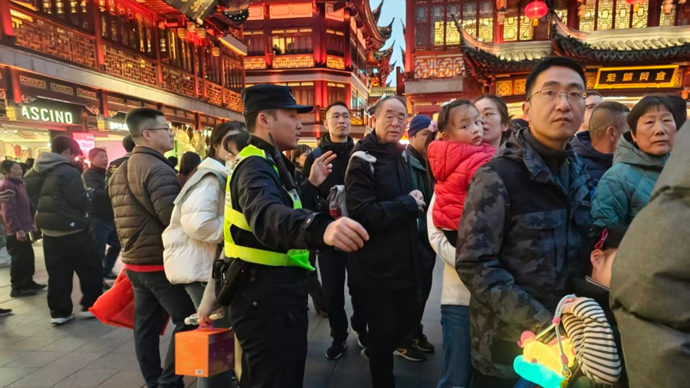 从九曲桥“波次放行”到外滩“开关式”疏导，他们在人潮最密处化身平安坐标